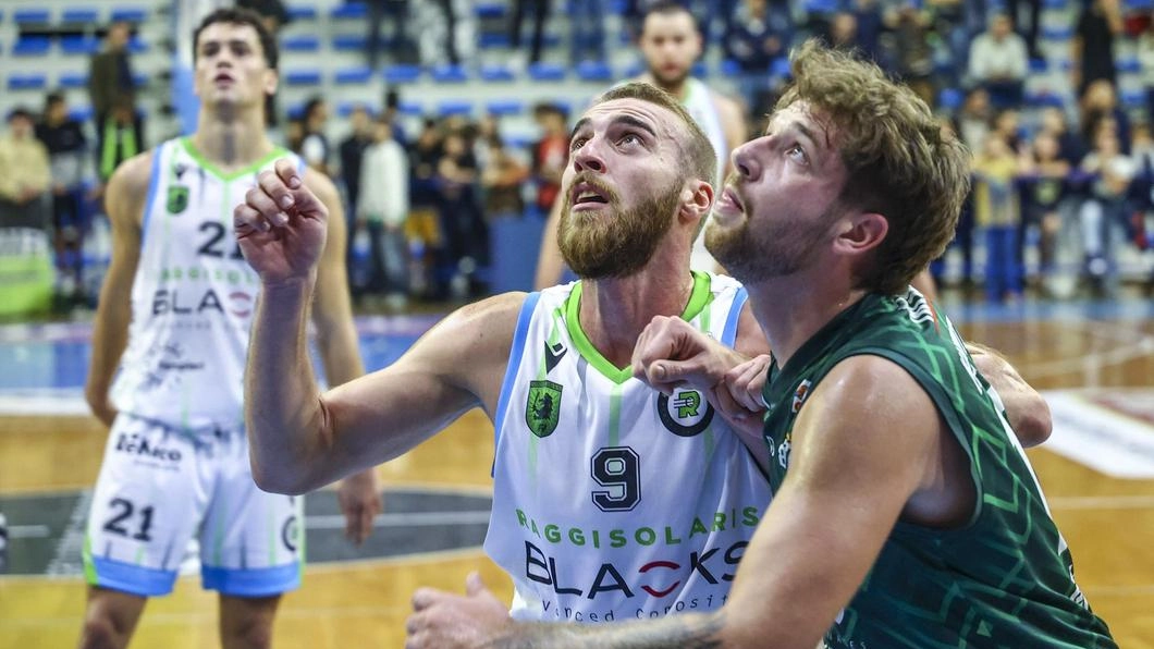 Giovanni Poggi lotta a rimbalzo durante il match contro Treviglio (Tedioli)