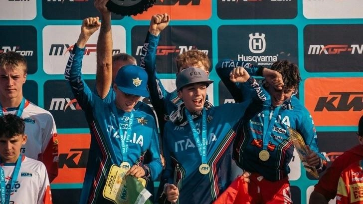 Andrea Uccellini con il team azzurro sul podio