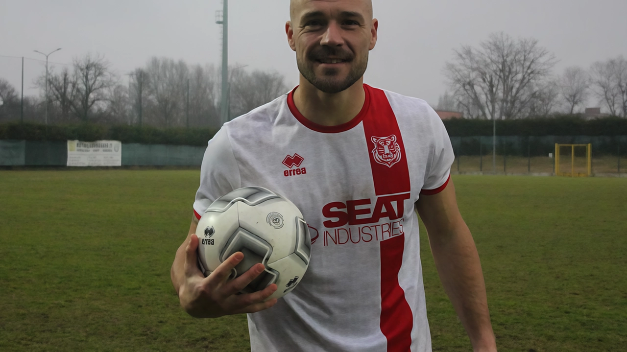 Andrea Antenucci porta a casa il pallone dopo la tripletta all’Arcetana