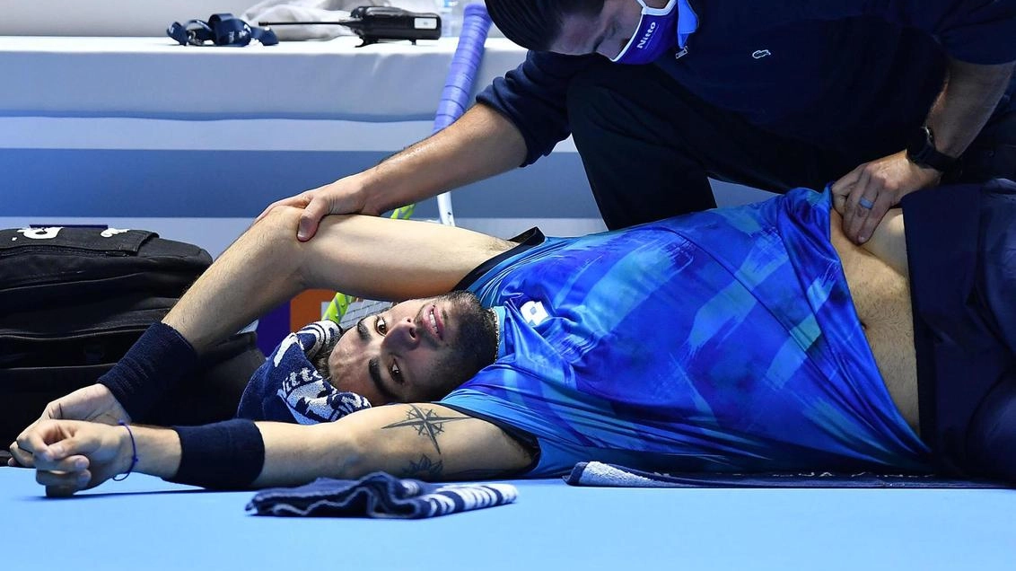 Il tennista romano vince il primo set con Fils ma poi è costretto al ritiro. La lunga scia di infortuni di ’The Hammer’ dura dalle Atp Finals del 2021. A Pechino Jannik affronta il russo. Musetti passa con un insidioso Bergs.