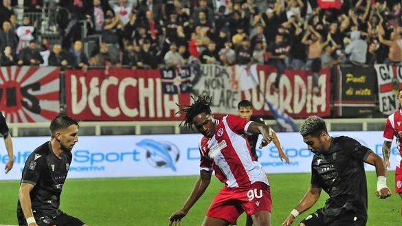 Duello tra tifosi di Pesaro e Fano al match Vis Pesaro-Carpi: cori e striscioni provocatori. Gemellaggio tra Carpi e Fano al centro della rivalità.