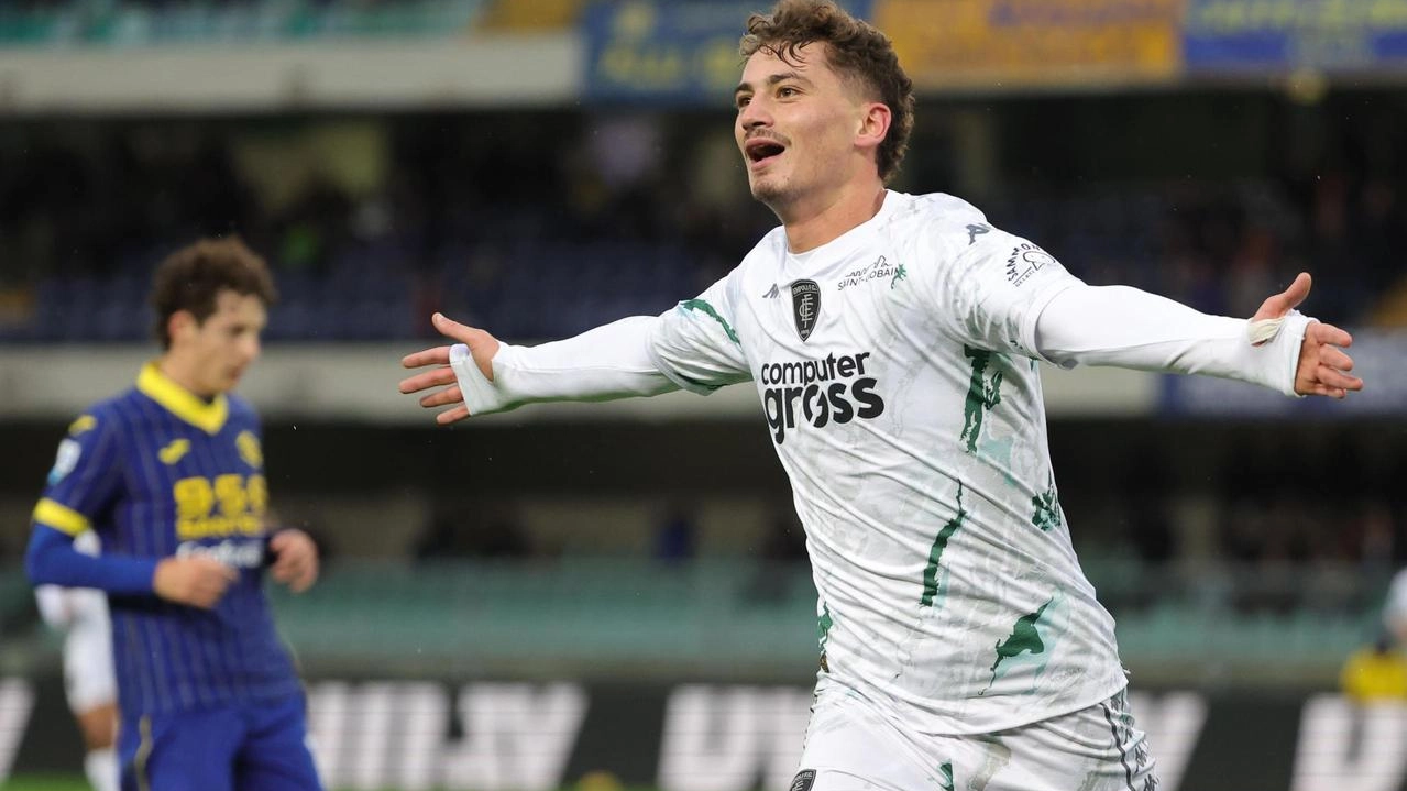 Sopra Sebastiano Esposito, autore della sua prima doppietta in A e sotto Pellegri, uscito per infortunio dopo dieci minuti Sopra Sebastiano Esposito, autore della sua prima doppietta in A e sotto Pellegri, uscito per infortunio dopo dieci minuti