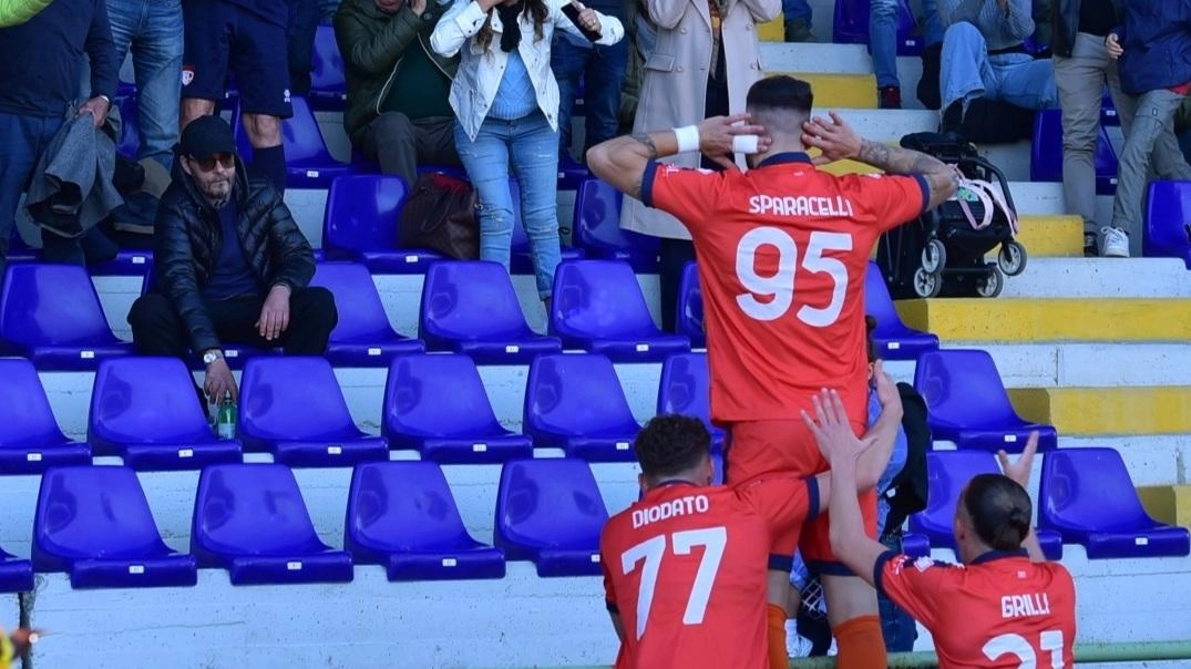 L’esultanza di Sparacello dopo il gol (Acerboni/fotoCastellani)