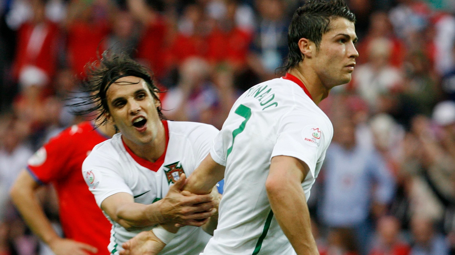 Euro 2008: Cristiano Ronaldo esulta con Nuno Gomes dopo il gol segnato alla Repubblica Ceca