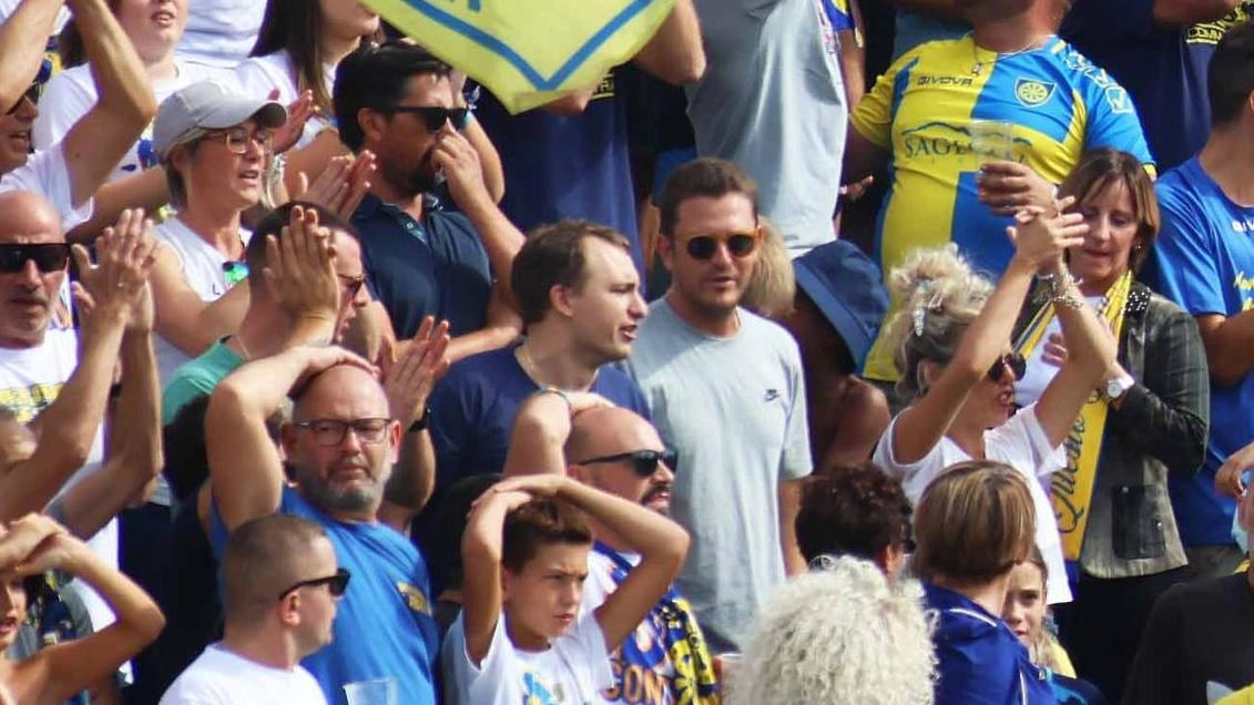 La Curva Nord Lauro Perini di Carrara si rifiuta della tessera del tifoso e organizza un incontro con la squadra per sottolineare l'importanza del derby, nonostante l'assenza al campo. Infortunio grave per Cavion, mentre Falco non sarà convocato.