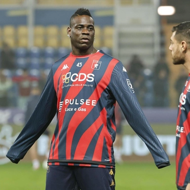 Colpo del Genoa a Parma. Pinamonti segna 1-0. In campo Balotelli