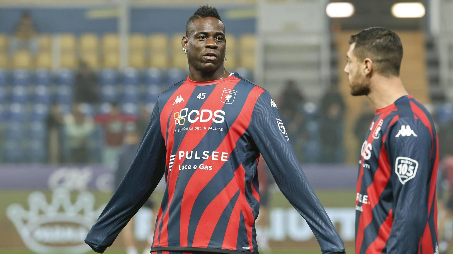 Colpo del Genoa a Parma. Pinamonti segna 1-0. In campo Balotelli