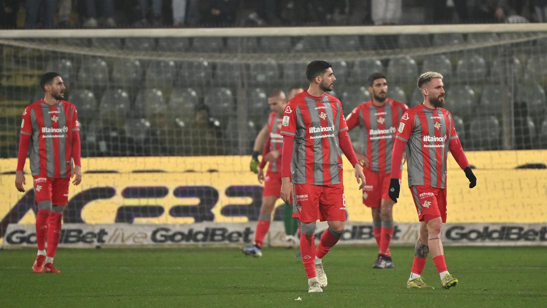 Bastoni gela la Cremonese al quarto minuto di recupero. Brutta caduta con il Cesena