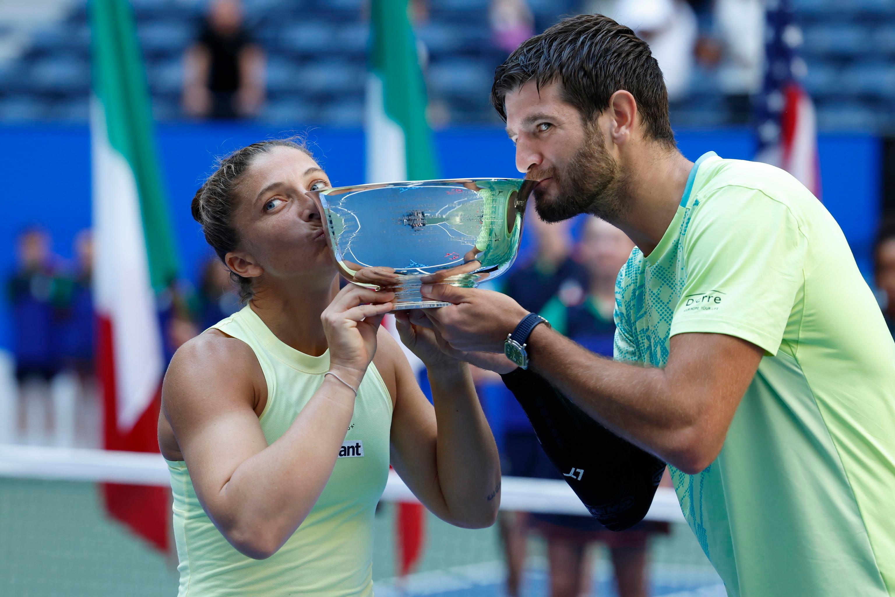 https://sport.quotidiano.net/image-service/view/acePublic/alias/contentid/YjEzZjFhODctMjFhMS00/0/sara-errani-e-andrea-vavassori-con-il-trofeo-degli-us-open.jpeg