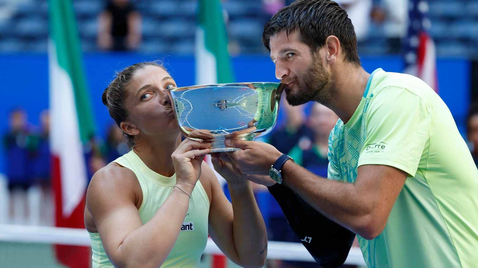 Sara Errani e Andrea Vavassori con il trofeo degli Us Open