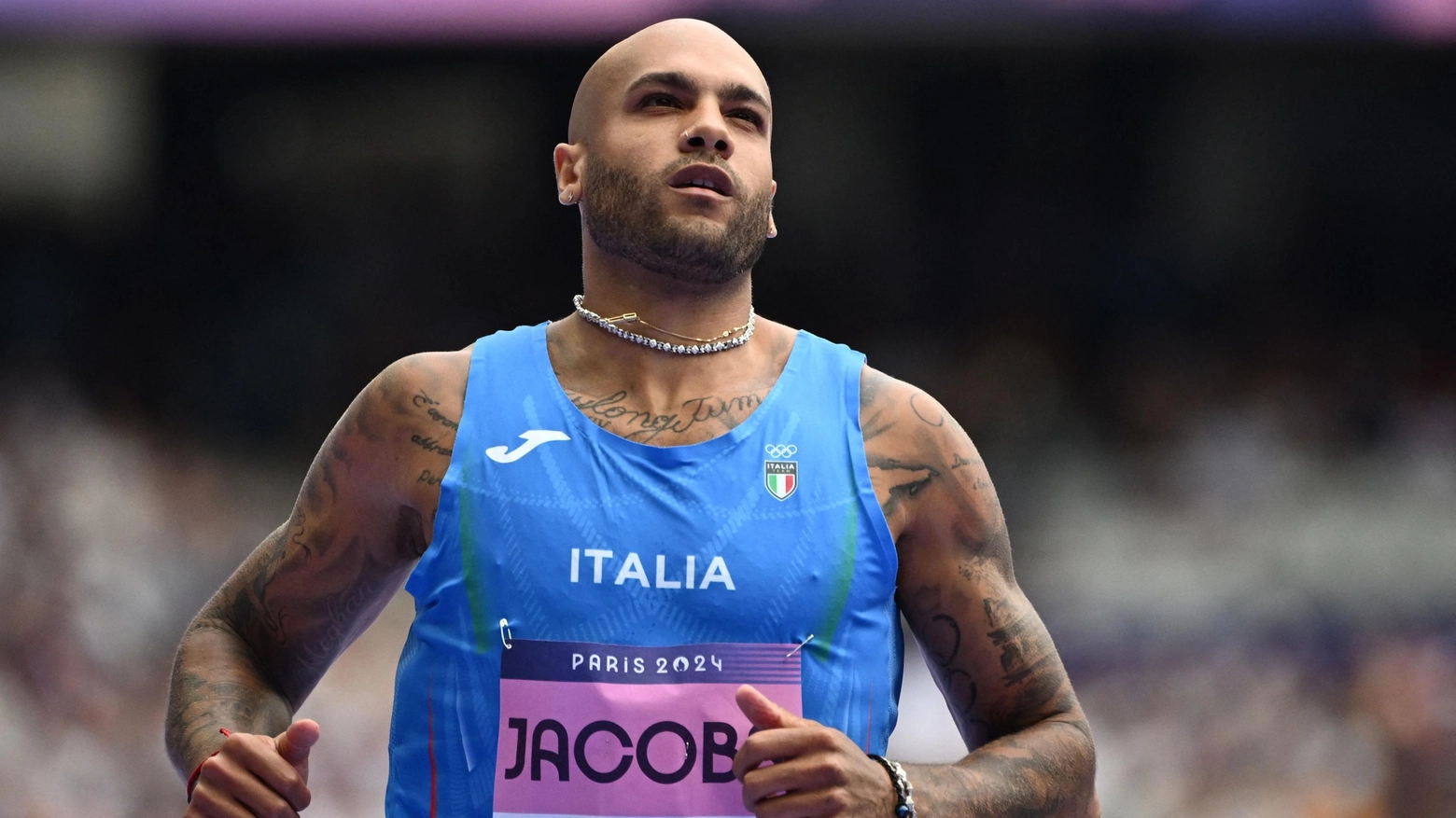 Marcell Jacobs al termine della sua batteria nella gara dei 100 metri alle Olimpiadi di Parigi 2024 (Ansa)