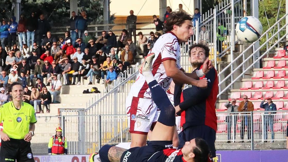 https://sport.quotidiano.net/image-service/view/acePublic/alias/contentid/YjFkNTVlNWYtNzc0Ny00/0/scivolone-gubbio-il-pontedera-gela-il-barbetti.jpeg?f=16:9&w=1200&h=630