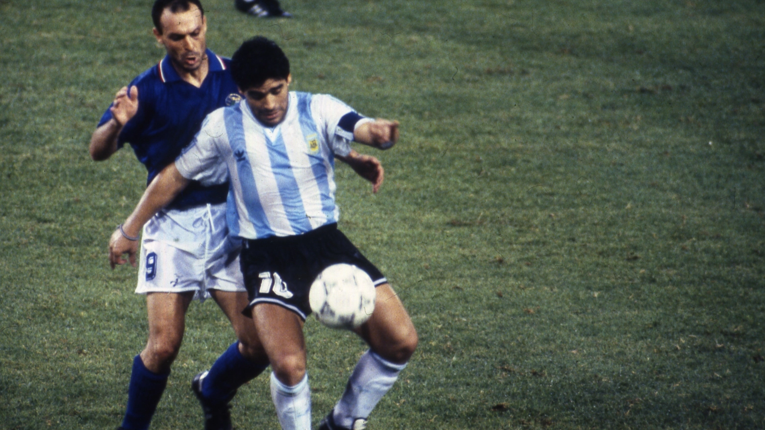 Diego Armando Maradona e Totò Schillaci durante Italia-Argentina ai Mondiali di Italia 90