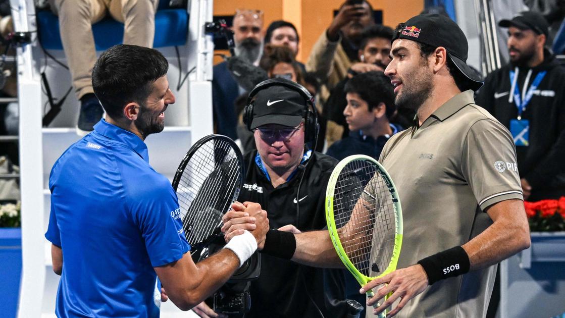 https://sport.quotidiano.net/image-service/view/acePublic/alias/contentid/YjM1YTU1NDYtNDYxMy00/0/matteo-berrettini-stringe-la-mano-a-novak-djokovic-dopo-averlo-battuto-a-doha.jpeg?f=16:9&w=1200&h=630