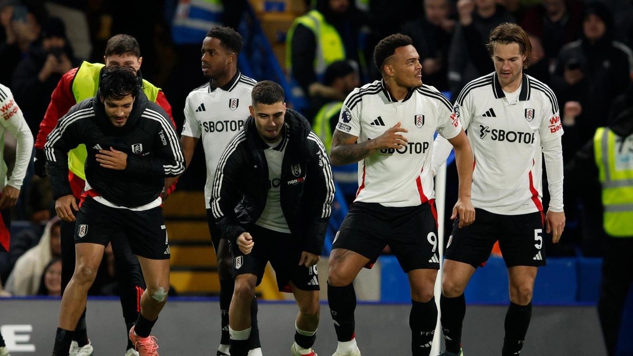 Il Fulham interrompe l'imbattibilità del Chelsea con una vittoria 2-1. Liverpool ne approfitta, Nottingham Forest sale al terzo posto.