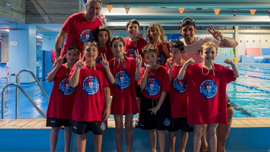 Nuoto: ottimo esordio alla spezia per il settore propaganda nonostante il disagio per l’indisponibilità della piscina comunale. Rari Nantes Massa, che spettacolo i “pesciolini“ rossi di Perry Quintavalle