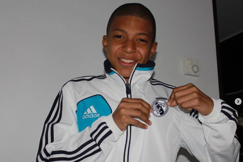 Kylian Mbappè ragazzino con la tuta del Real Madrid