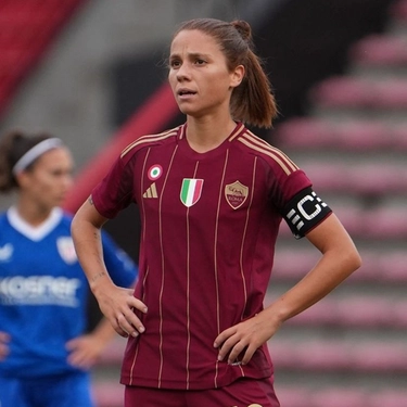 Chi è Manuela Giugliano, la prima calciatrice italiana candidata al Pallone d'Oro