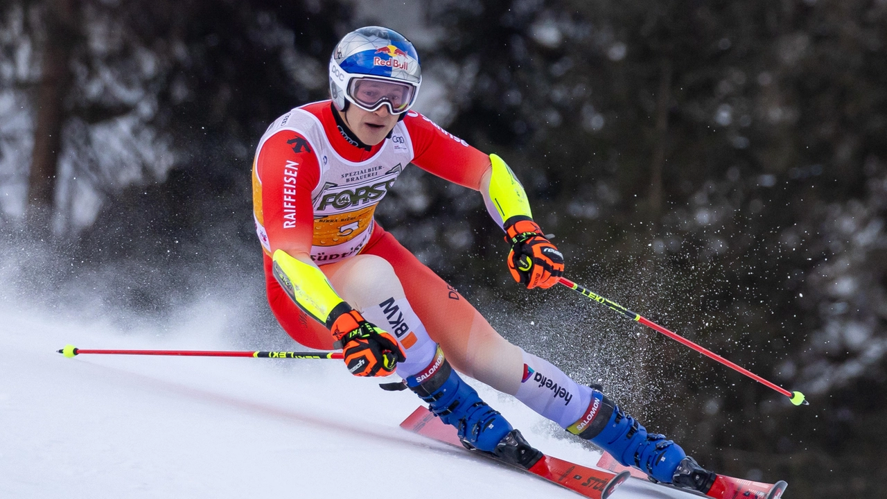 Marco Odermatt in azione durante lo slalom gigante della Val Badia (Ansa)