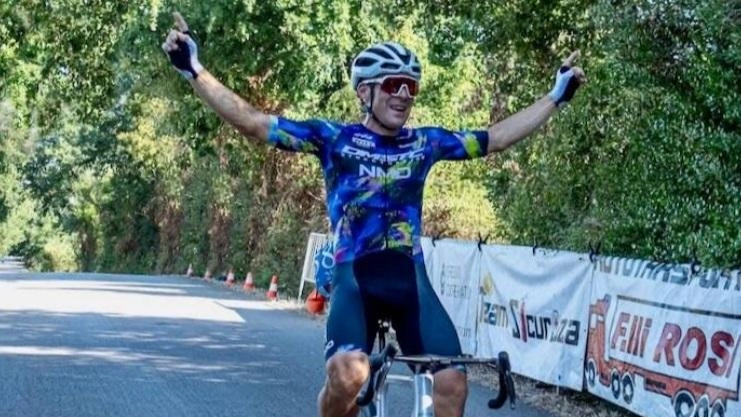 Il "Trofeo Castello di Montemassi" è pronto a partire, gara di ciclismo amatoriale che coinvolge appassionati e professionisti. Filippo Fontanelli trionfa al "Trofeo Macchiascandona", dimostrando grande determinazione.