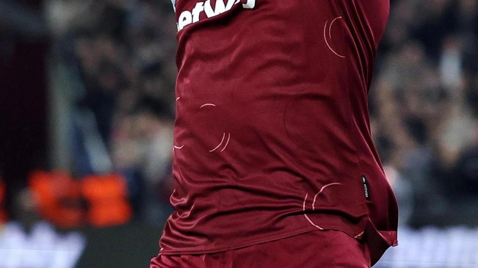 Il centrocampista Lucas Paquetà potrebbe essere radiato a vita dal calcio a causa di scommesse illegali e ostacolo alle indagini, coinvolgendo il suo futuro con il West Ham.