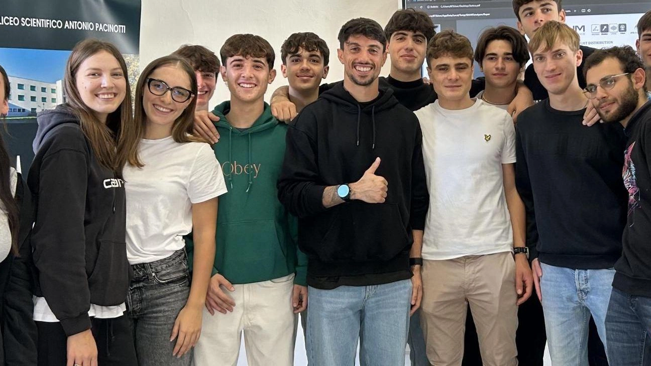 Inaugurato al liceo 'Pacinotti' di La Spezia il laboratorio Space Lab per l'analisi del corpo umano. Partecipano autorità scolastiche, medici, Coni e rappresentanti dello Spezia Calcio. Dimostrazione pratica con studentesse atlete.