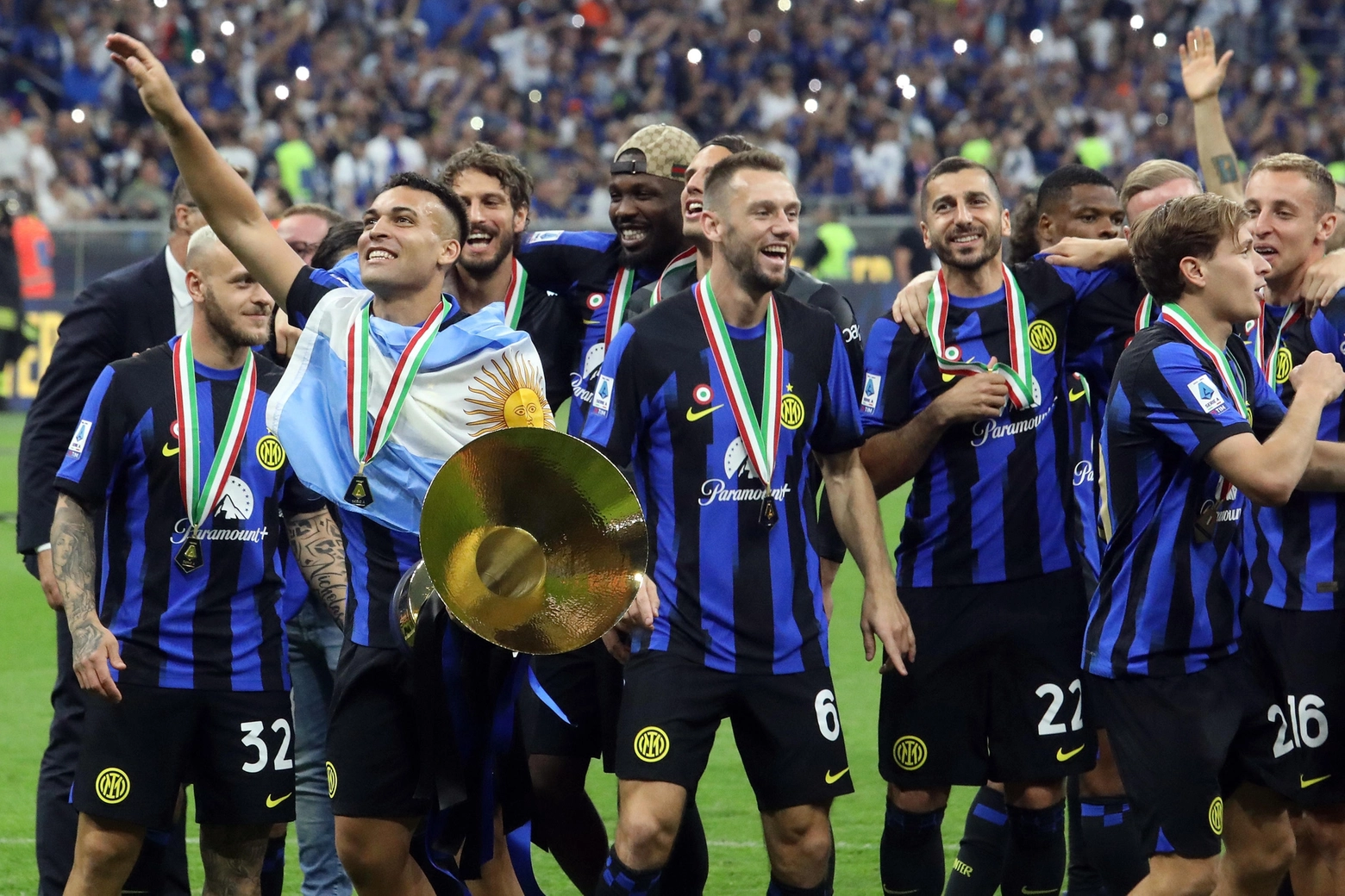 L'Inter festeggia lo scudetto, la consegna al termine della partita contro la Lazio (Ansa)