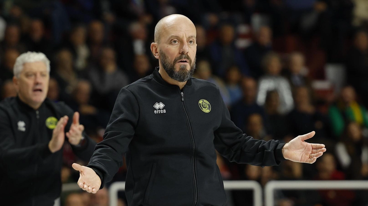 Demis Cavina, coach della Vanoli Basket Cremona penultima in Serie A