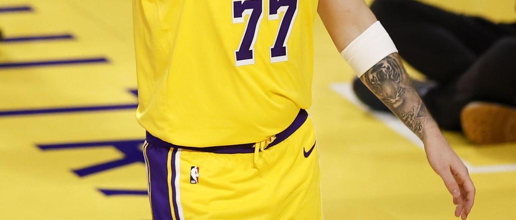 Luka Doncic brilla nei Lakers: vittoria schiacciante contro Denver