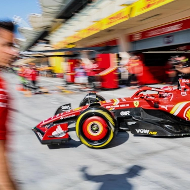 F1: Verstappen conquista la pole davanti a Leclerc in Bahrain