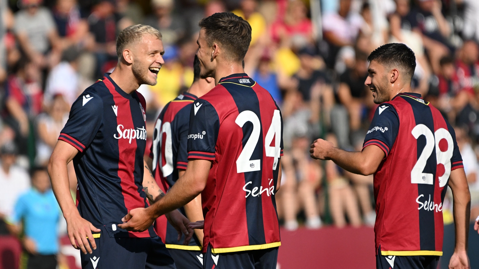 Dallinga festeggia il suo primo gol in rossoblù durante la seconda amichevole del ritiro a Valles (foto Schicchi)
