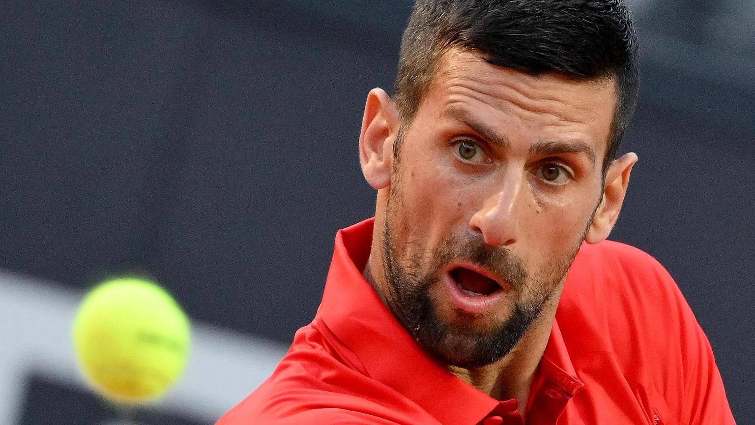 Internazionali: borraccia in testa, lieve ferita per Djokovic