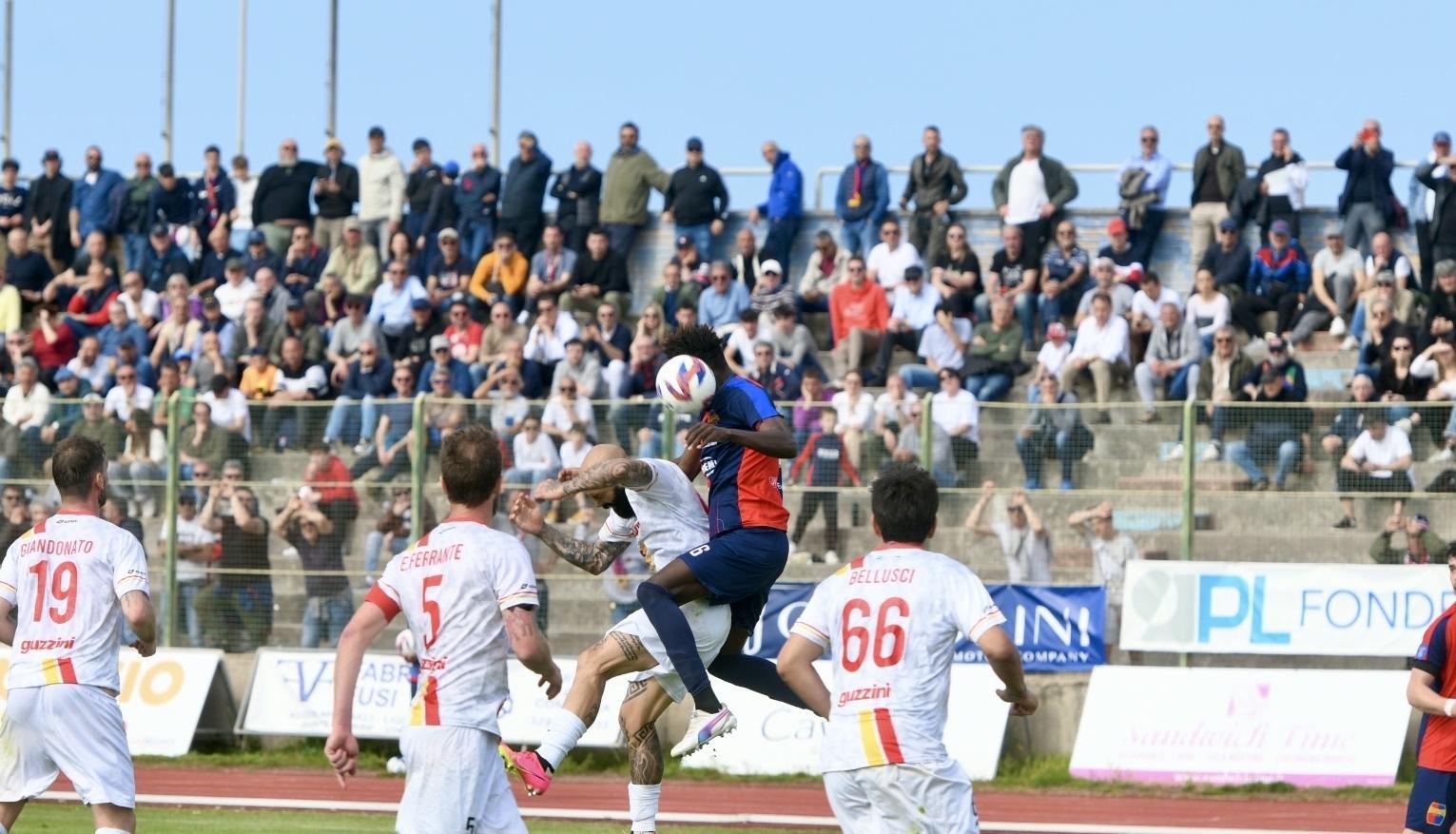 https://sport.quotidiano.net/image-service/view/acePublic/alias/contentid/YmIyYmM1Y2MtYjBmYS00/0/civitanovese-dal-notaio-in-citta-ce-pessimismo.jpeg