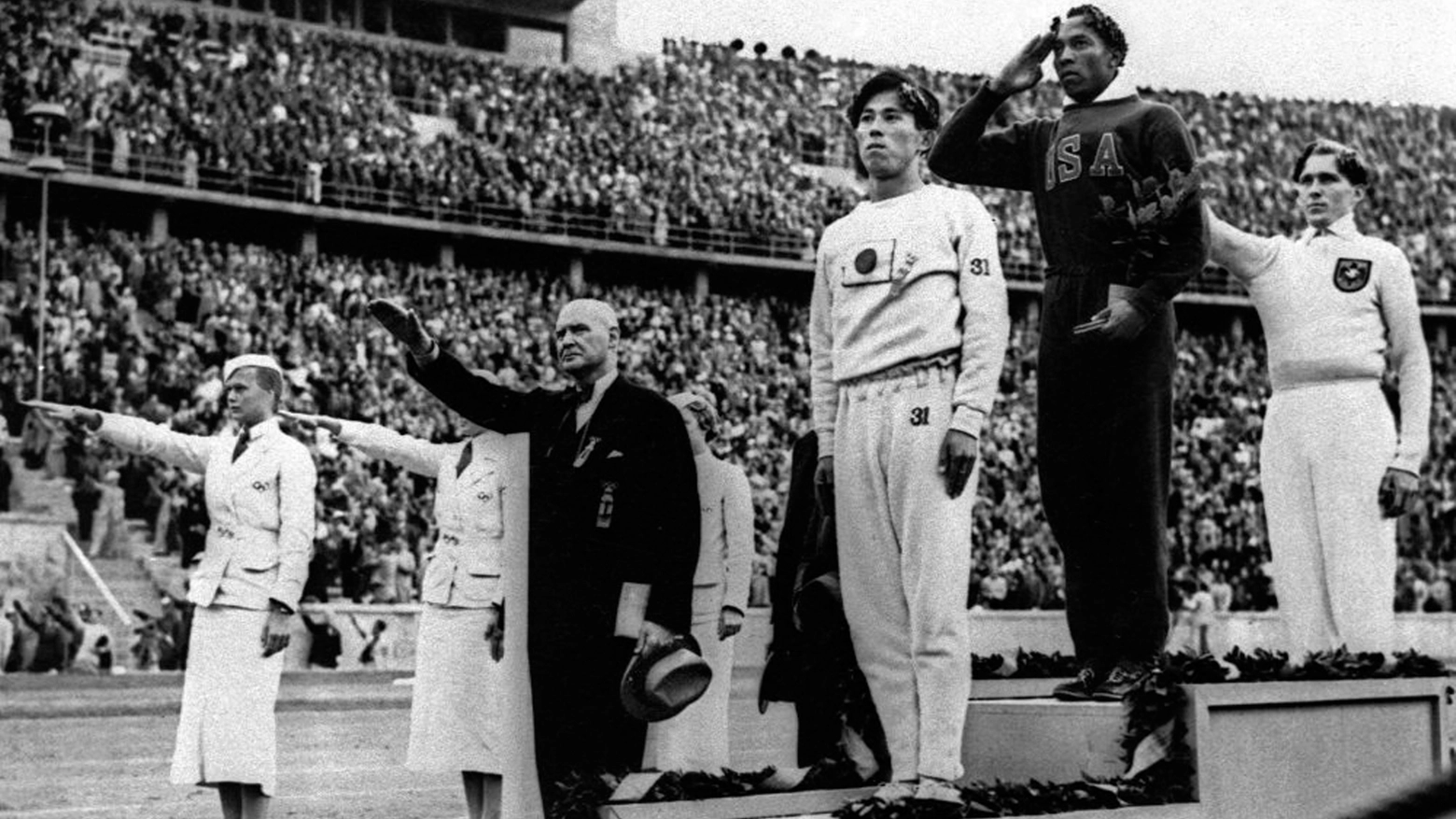 L'atleta afroamericano Jesse Owens viene premiato alle Olimpiadi di Berlino 1936