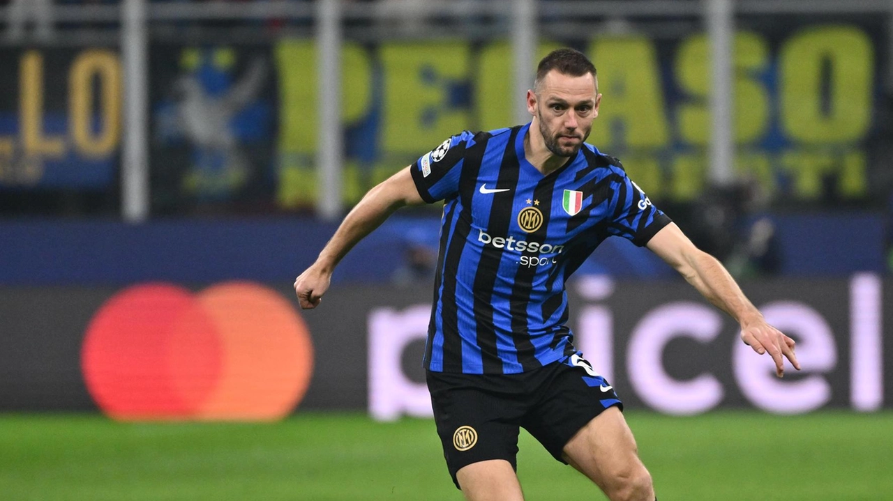 Stefan De Vrij, 32, Inter defender: his contract expires in June but the club seems intent on extending it Stefan De Vrij, 32, Inter defender: his contract expires in June but the club seems intent on extending it