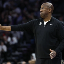 Sacramento Kings licenziano Mike Brown, Doug Christie subentra ad interim