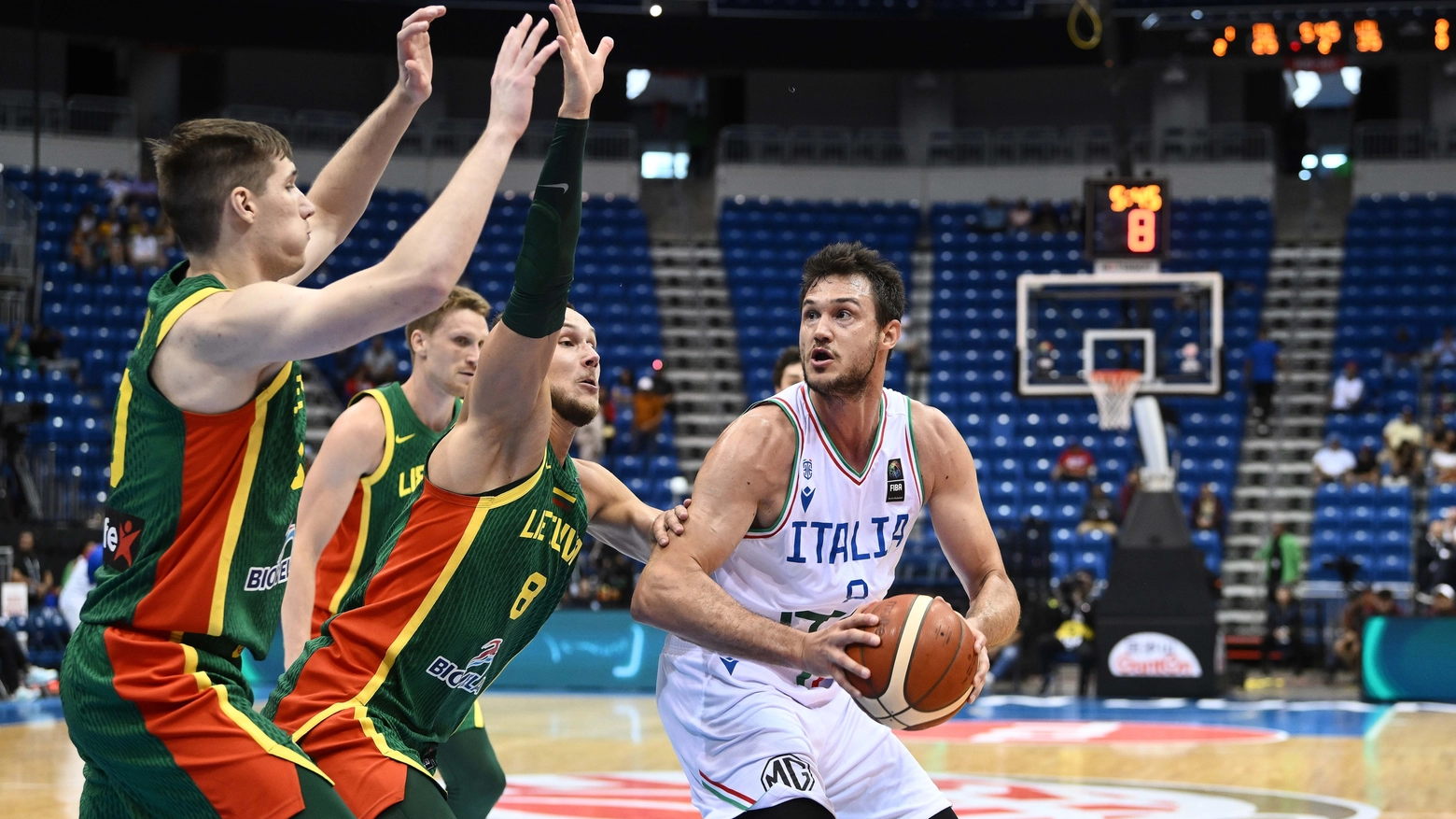 Gallinari contro la difesa della Lituania