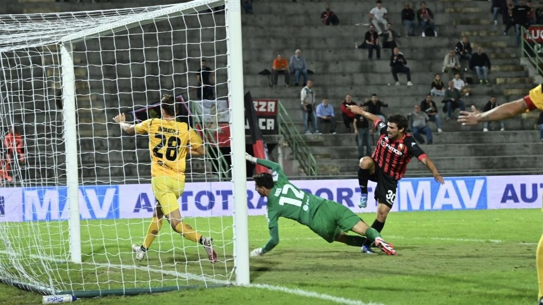 Nella foto «Alcide»: il gol di Gemignani che aveva rimesso a posto le cose per i rossoneri, dopo lo svantaggio iniziale. Ma la rimonta e il sorpasso poi svaniranno al 90’