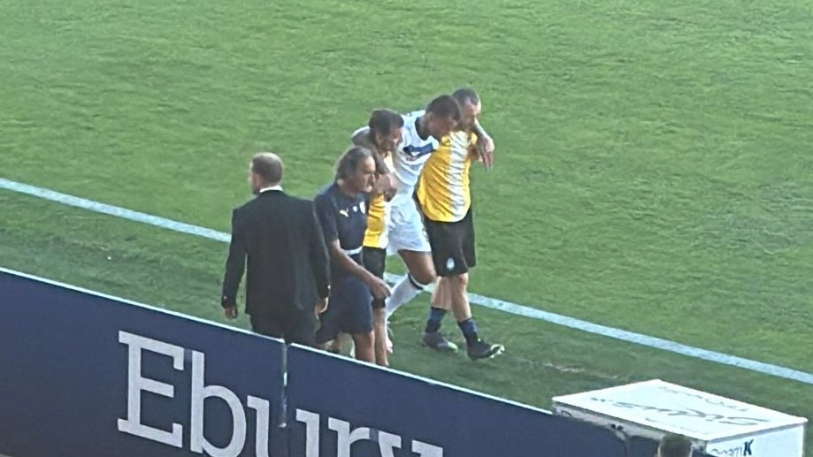 Gianluca Scamacca  si è infortunato al ginocchio  nell'amichevole contro il Parma