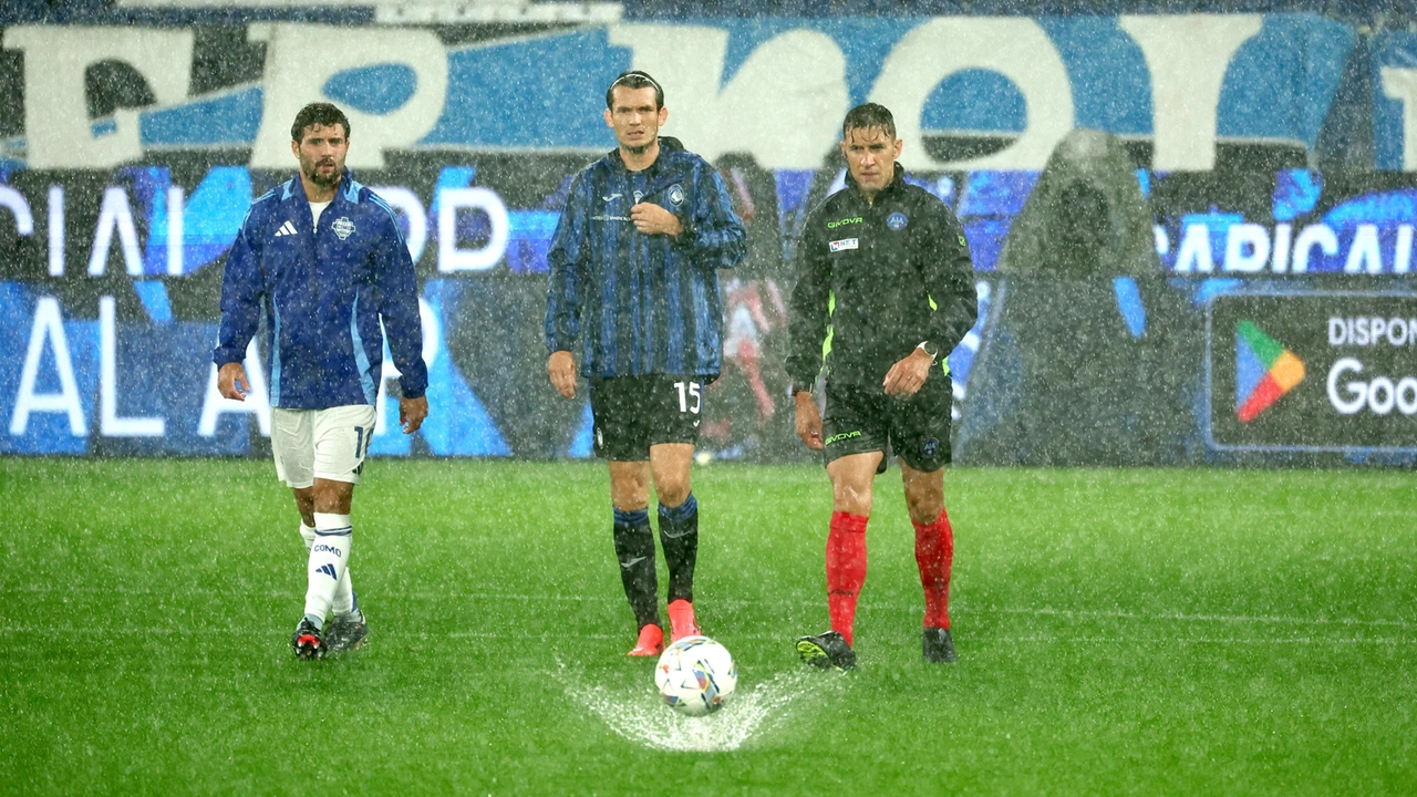 L'arbitro e i due capitano verificano le condizioni del campo