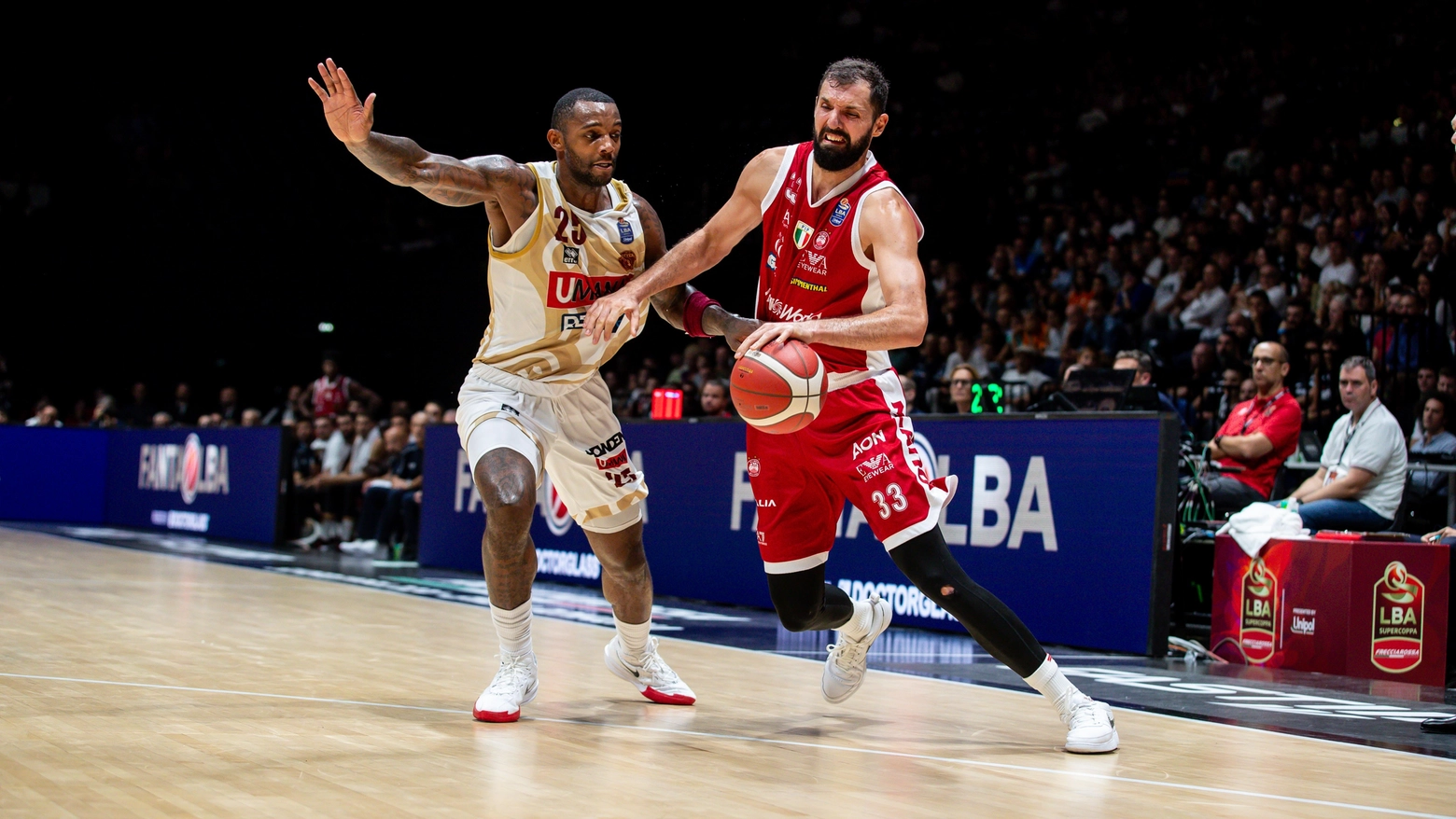 Nikola Mirotic, stella dell'Olimpia Milano, in azione durante la semifinale vinta contro Venezia