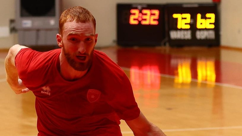 Nico Mannion, playmaker e capitano di Varese, in azione durante un allenamento