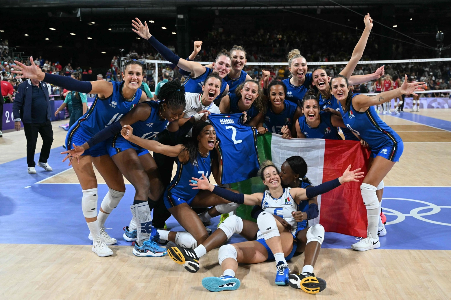 La festa delle azzurre dopo la vittoria in finale contro gli Usa