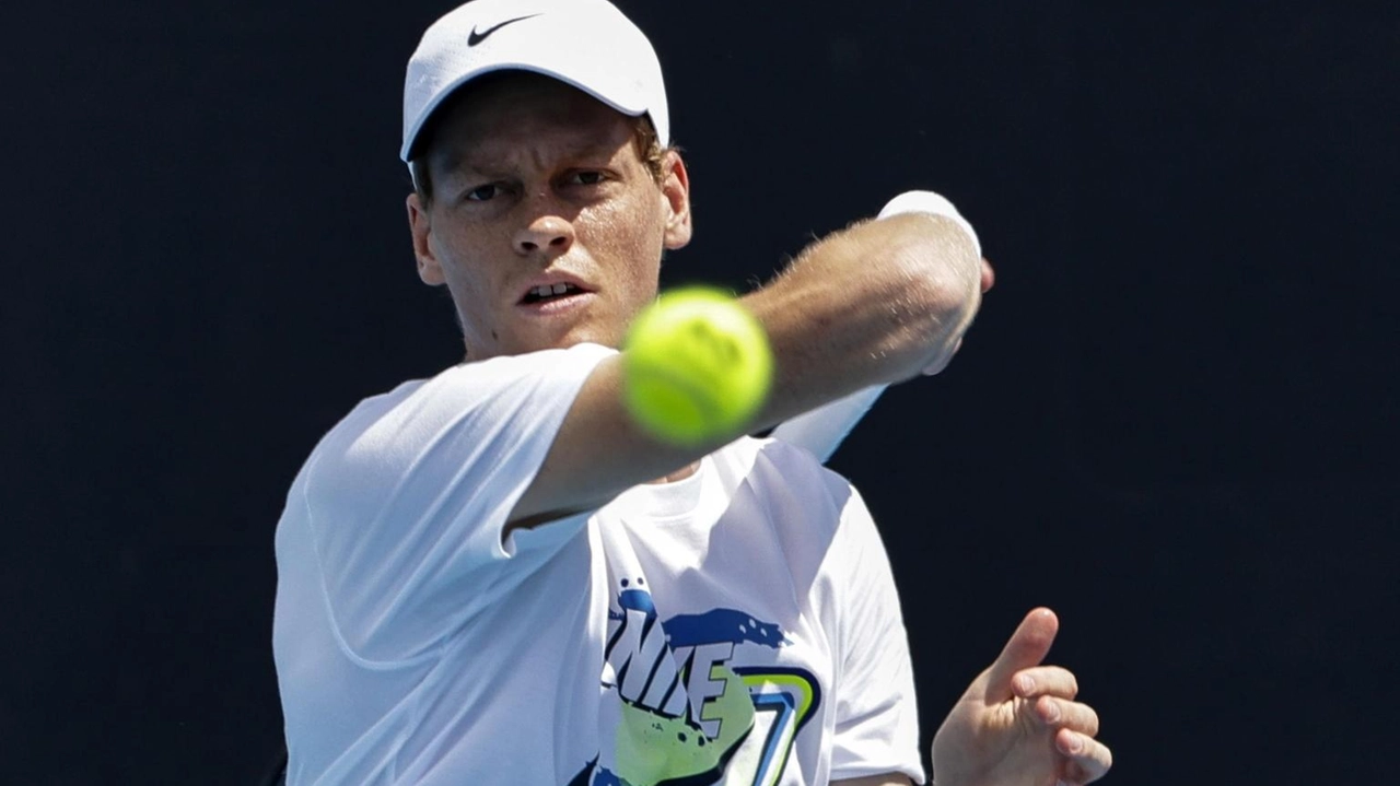 Jannik Sinner si prepara agli Australian Open 2024 come campione in carica, affrontando il cileno Nicolas Jarry nel primo turno.