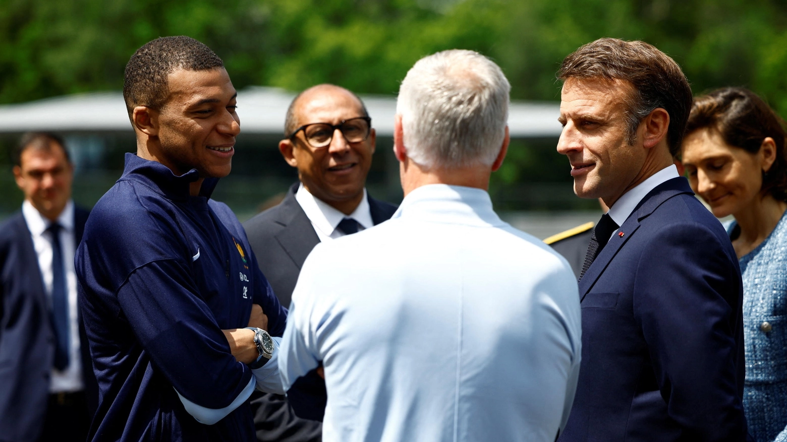 Kylian Mbappe con il presidente Emmanuel Macron e di spalle il tecnico Didier Deschamps
