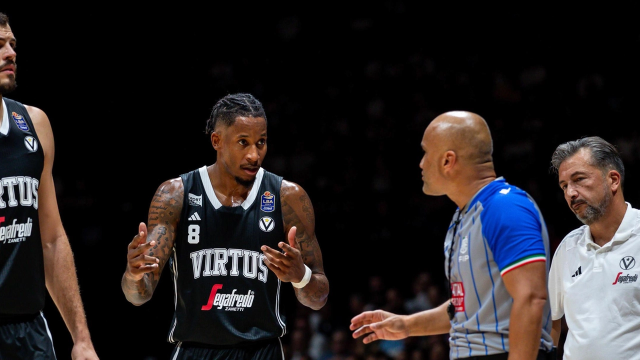 Da sinistra Ante Zizic, Will Clyburn a colloquio con l’arbitro bolognese Saverio Lanzarini e il tecnico della Virtus Luca Banchi (Ciamillo)