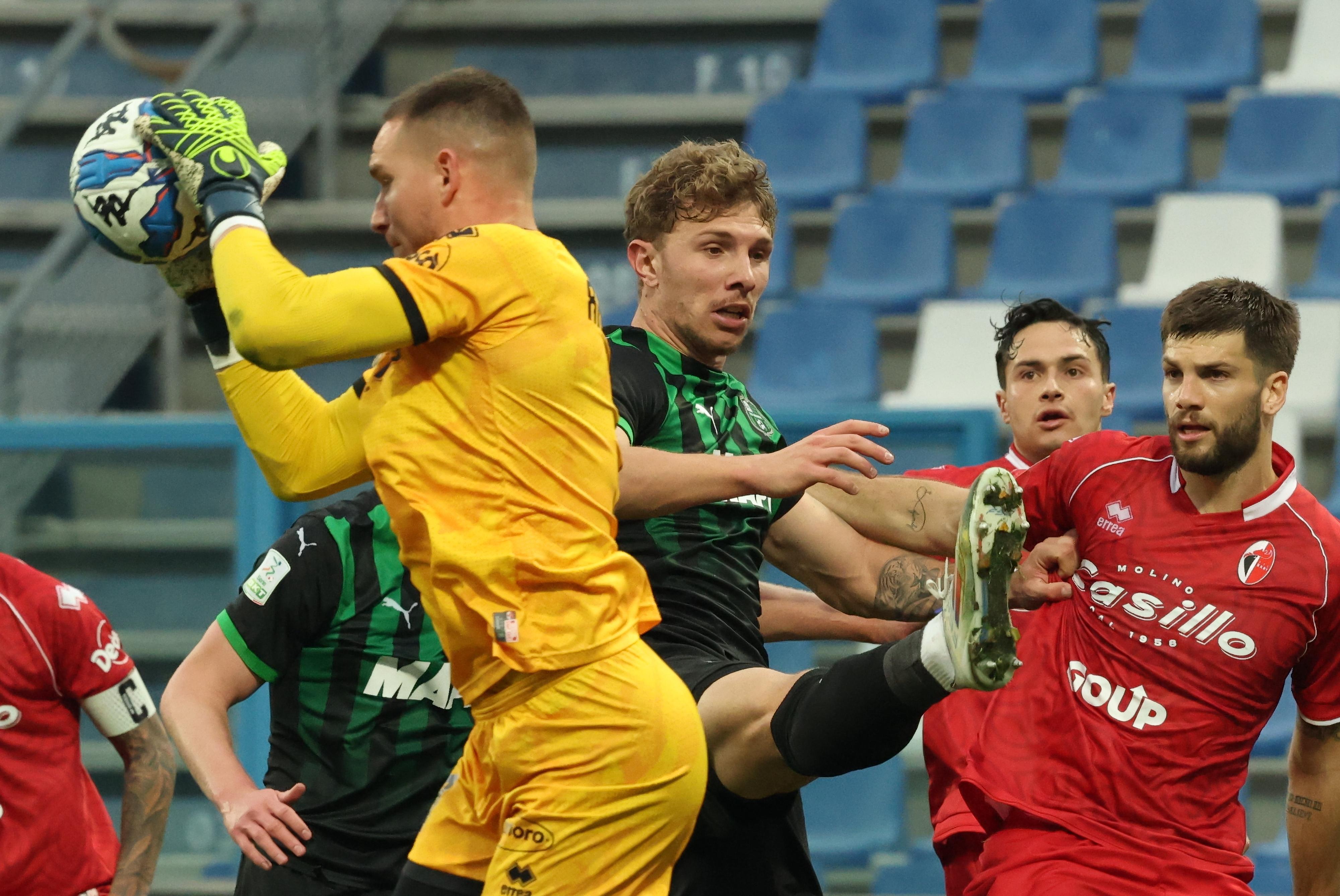 Serie B, 29esima giornata: il Bari ferma il Sassuolo, allo Spezia il big match col Pisa