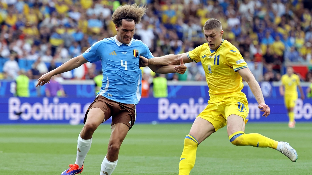 Artem Dovbyk (a destra) con la maglia dell'Ucraina durante Euro 2024