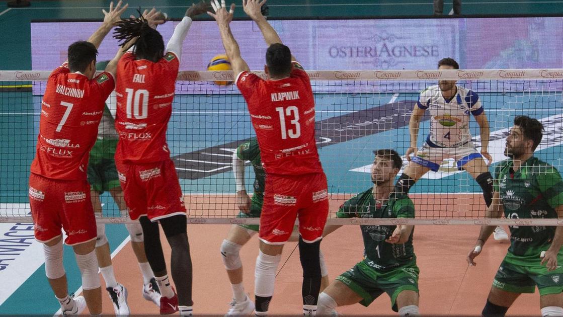 https://sport.quotidiano.net/image-service/view/acePublic/alias/contentid/YzJkYzY4ZDctY2E4Yy00/0/klapwijk-ha-la-mano-calda-e-macerata-stende-cantu.jpeg?f=16:9&w=1200&h=630