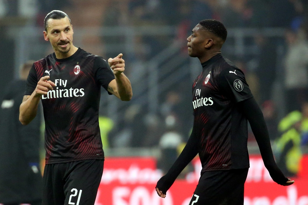 Un'immagine di Leao e Ibrahimovic risalente ai tempi in cui entrambi giocavano nel Milan (Archivio)